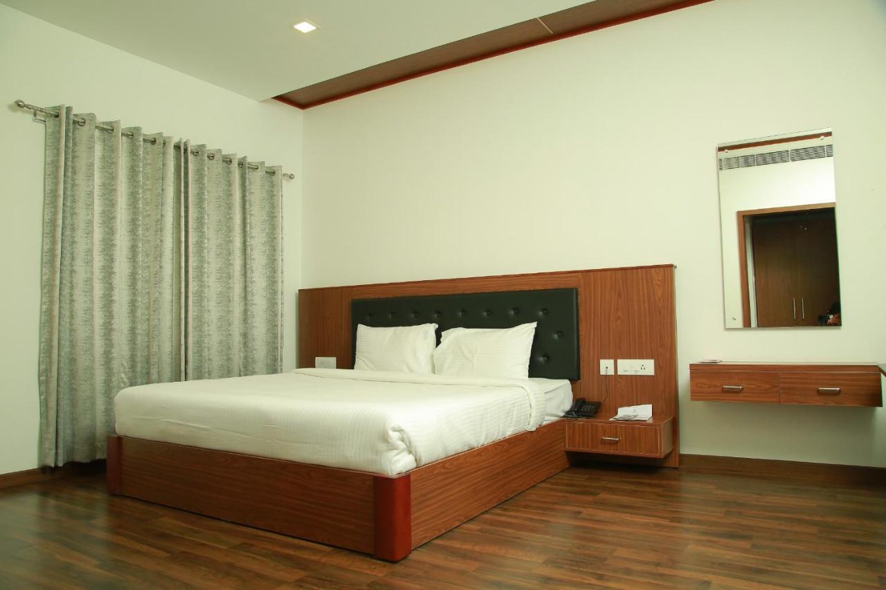 Four N Square Residency Hotel Палакад Екстериор снимка